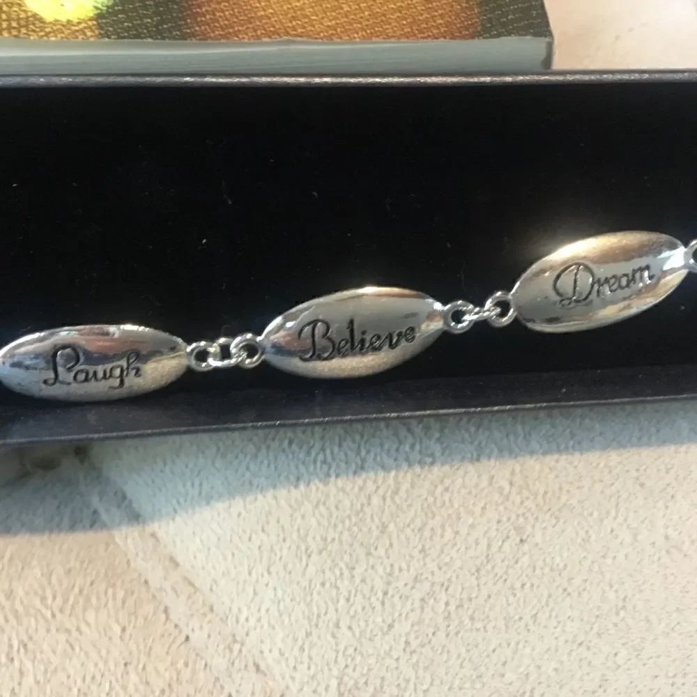 Reversible Silvertone Bracelet Adjustable. - Picture 3 of 8